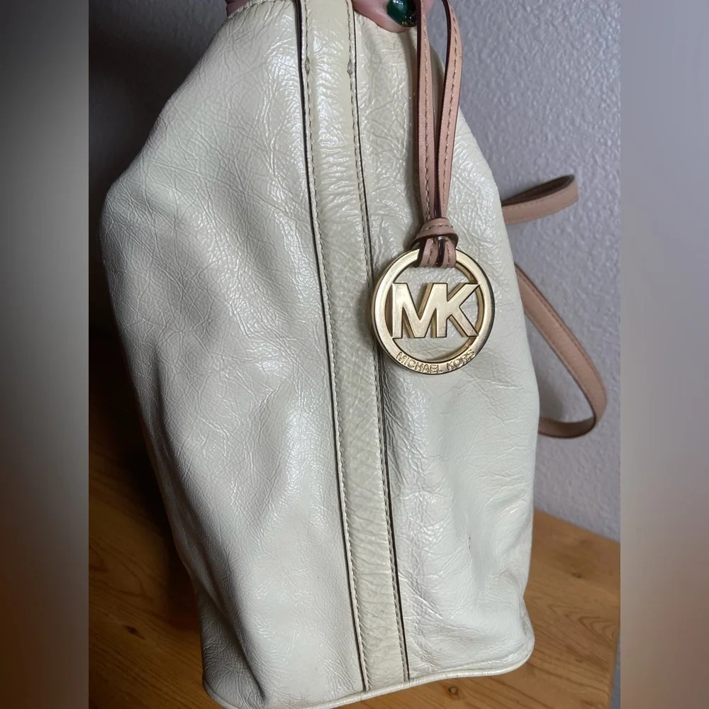 Michael Kors~Soft~Shiny~Cream~Leather~Tote Bag~Dual Adjustable Straps~Logo Charm